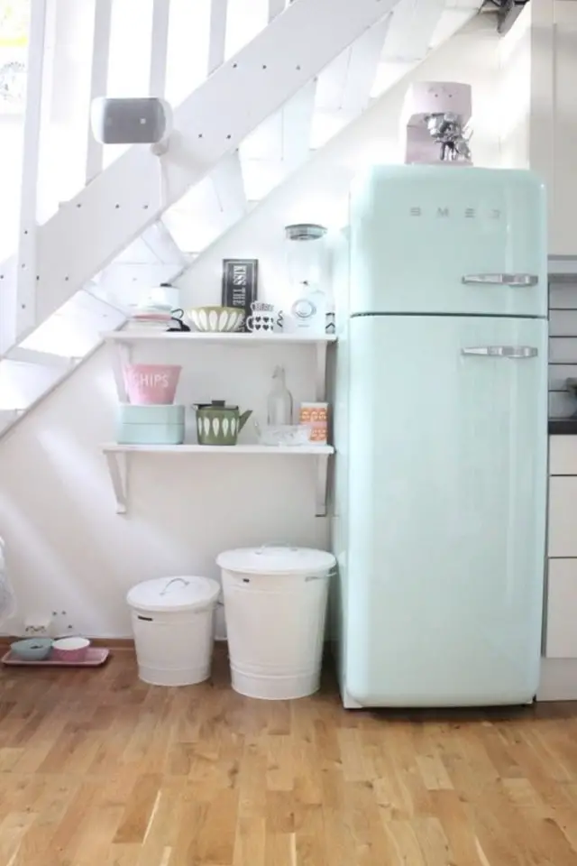 amenagement petite cuisine frigo sous escalier réfrigérateur smeg vert pastel design