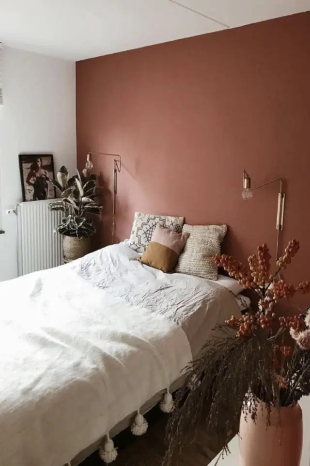 chambre adulte couleur terracotta exemple simplicité pan de mur tête de lit nature