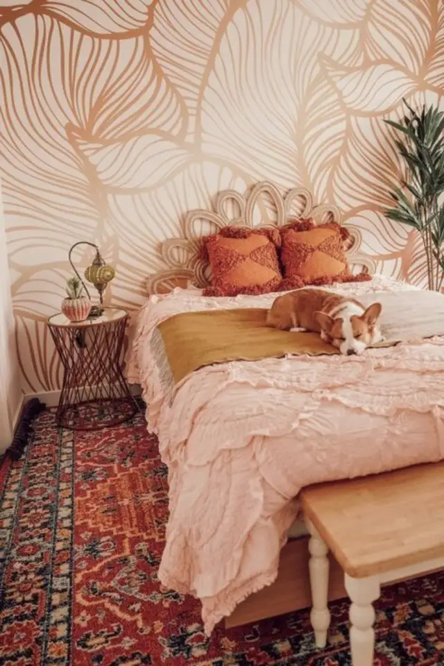 chambre adulte style boheme feminin tapis décor fresque mural couleur terracotta
