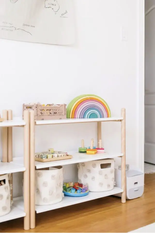 chambre enfant montessori idee petit meuble étagère rangement jouets paniers