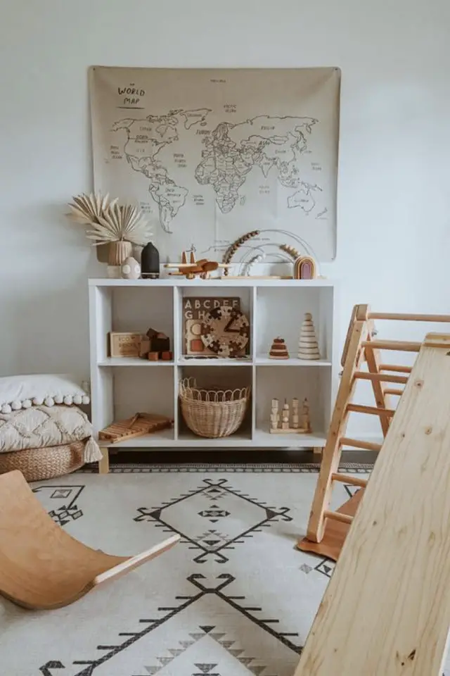 chambre enfant montessori idee meuble à casier blanc rangement jouets simplicité