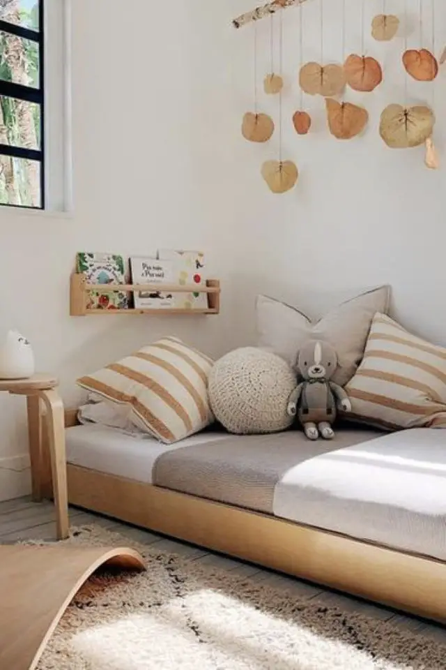 chambre enfant montessori idee lit bas en bois couleur neutre tendance moderne