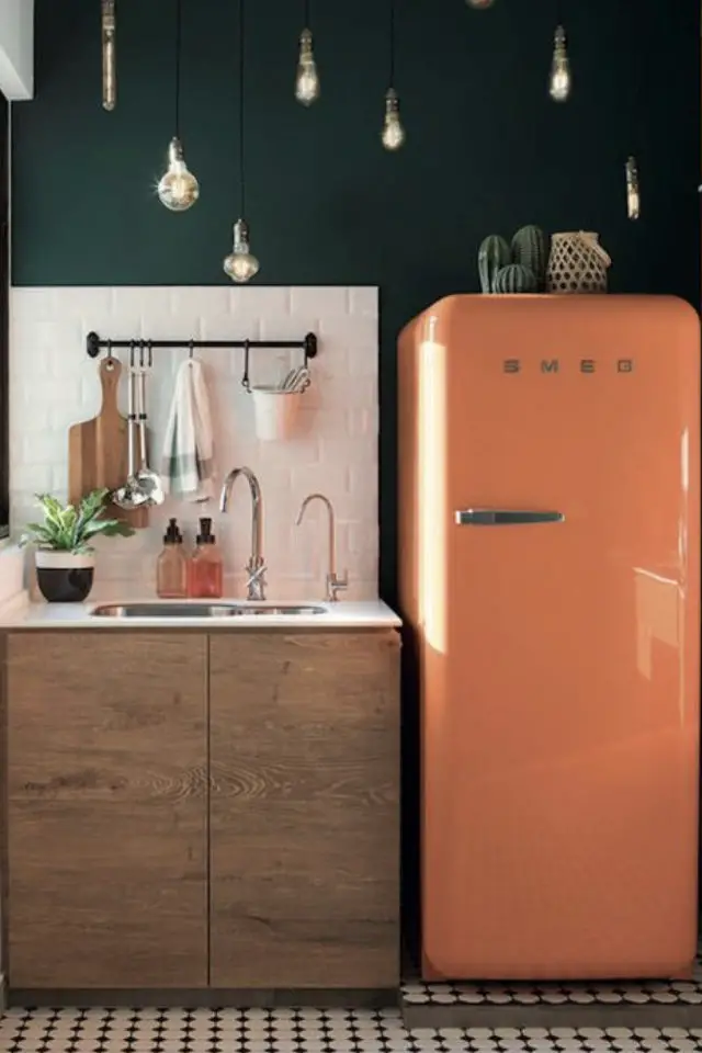 cuisine hyper coloree exemple peinture murale vert sapin frigo orange vintage