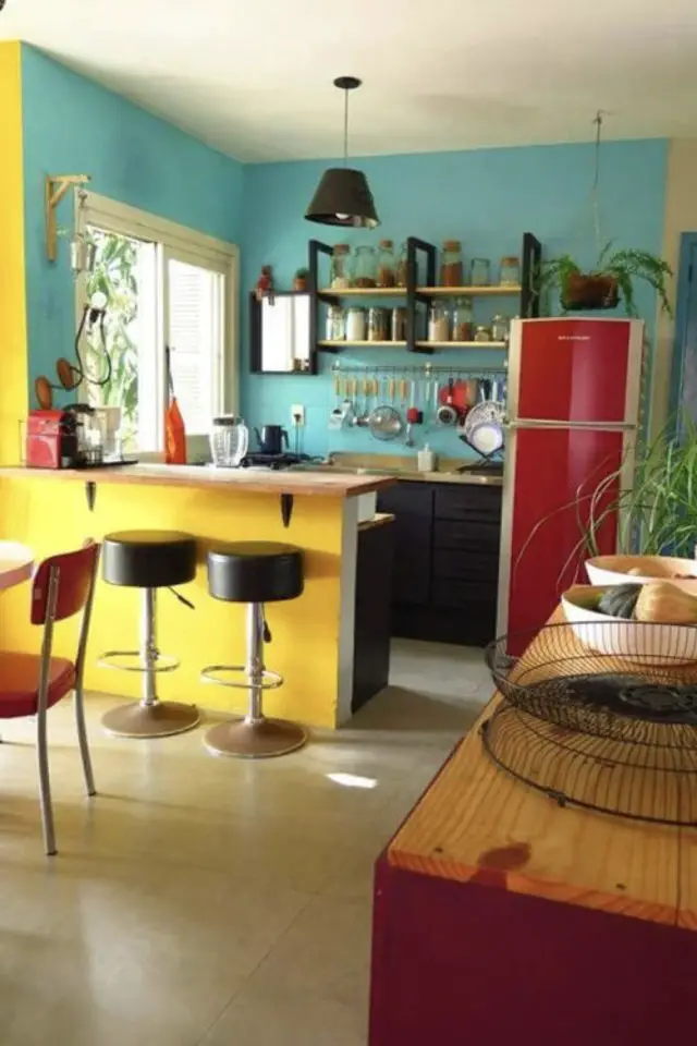 cuisine hyper coloree exemple peinture bleu ilot central jaune frigo rouge