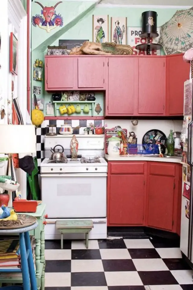 cuisine hyper coloree exemple petit espace rouge vert blanc meuble
