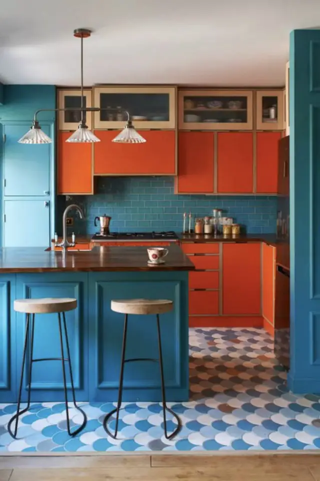 cuisine hyper coloree exemple peinture bleu et meuble orange sol carrelage blanc et bleu original