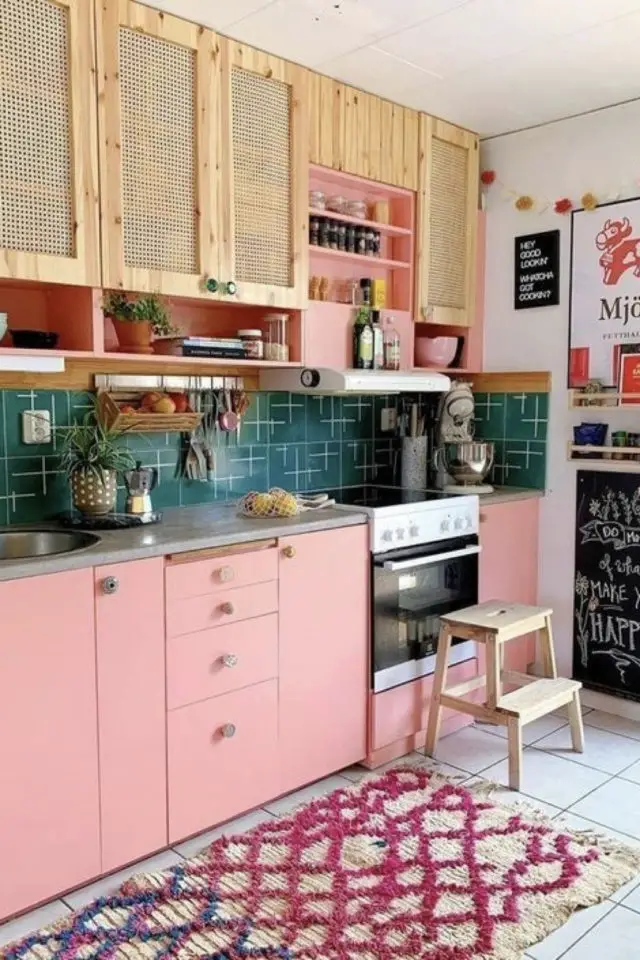 cuisine hyper coloree exemple mobilier bas peinture rose tapis crédence vert moderne