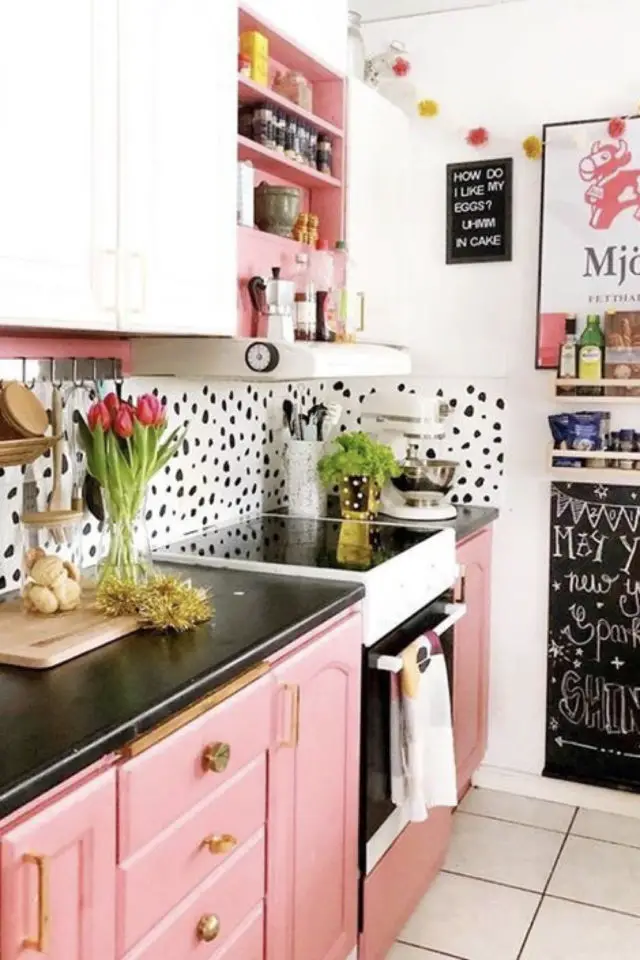 cuisine hyper coloree exemple revêtement mural blanc et noir rose meuble bas