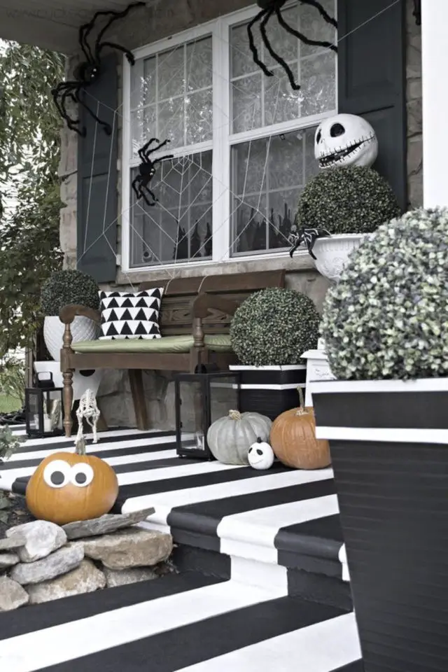 devanture maison decor halloween noir et blanc peinture étrange noel de mister Jack potiron