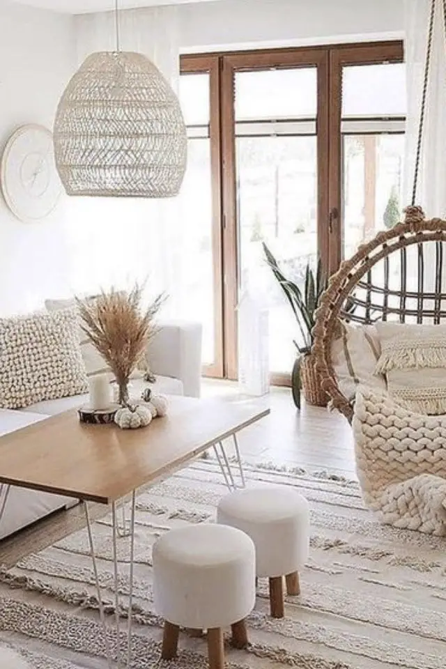 salon style slow living exemple moderne blanc bois neutre fauteuil en rotin suspendu table basse