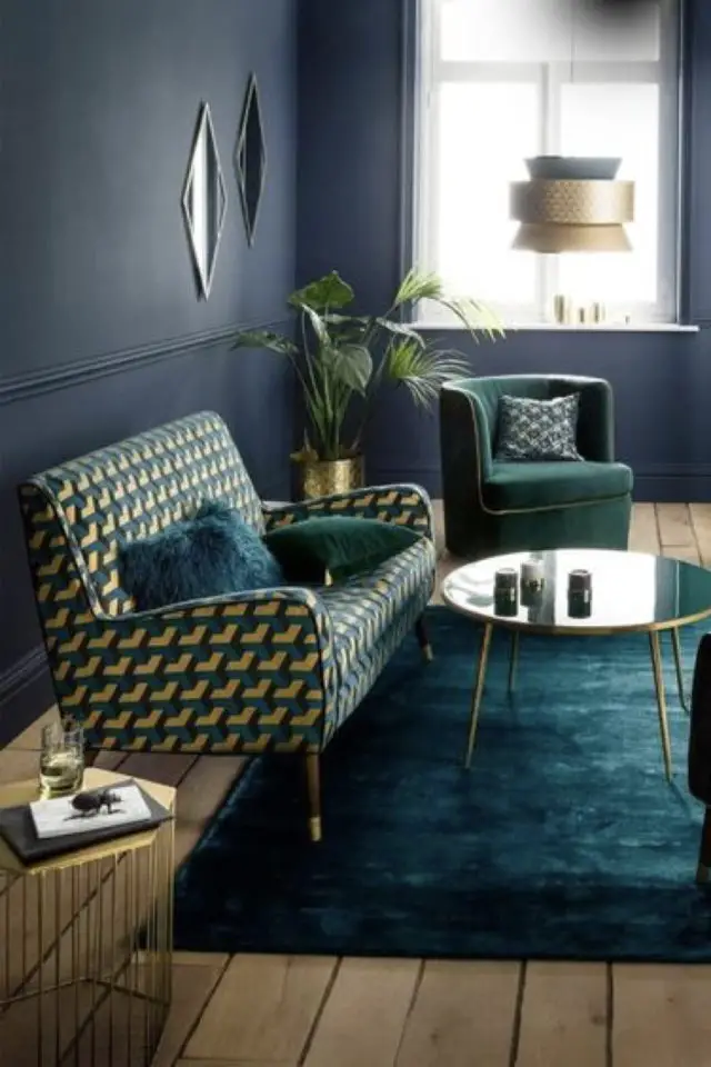 tapis vert salon exemple ambiance feutrée peinture bleu marine mate canapé tissu rétro