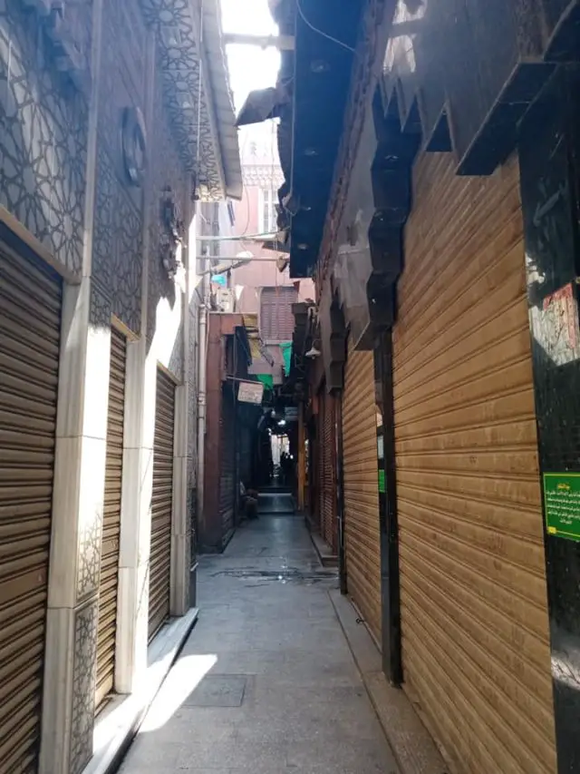 visite souk caire egypte ruelle matin boutiques fermées