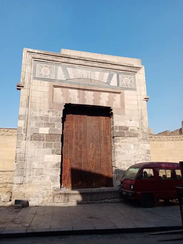 visite souk caire egypte grande porte détail mur decoration extérieure