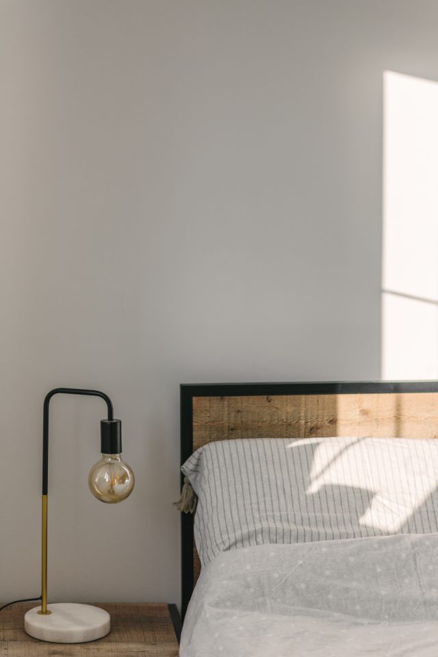 comment choisir lampe chevet minimalisme tête de lit moderne cannage ampoule et pied de lampe