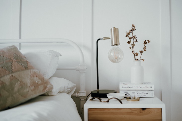 comment choisir lampe chevet ambiance moderne lit en métal blanc table de chevet bois et blanc tendance slow living