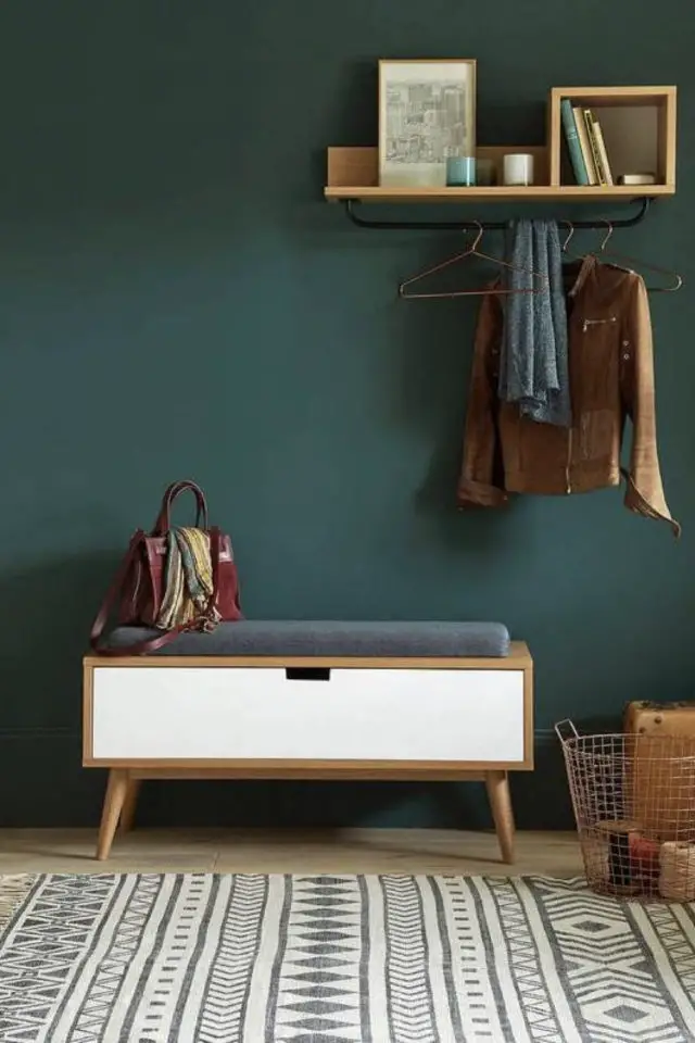 deco amenagement entree pratique couleur moderne banc blanc et bois étagère murale