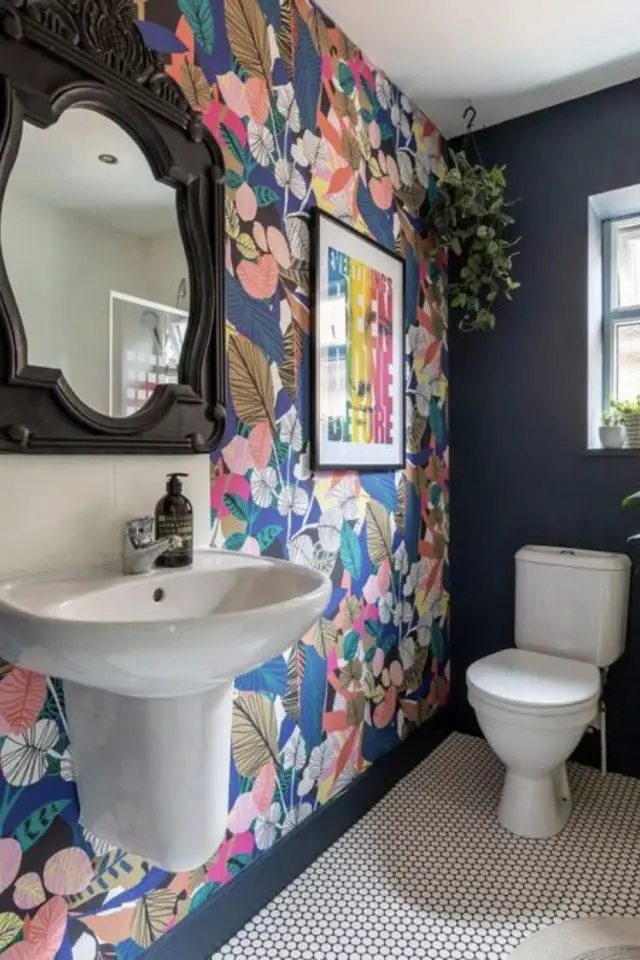 decoration motif floral couleurs papier peint salle de bain toilettes wc