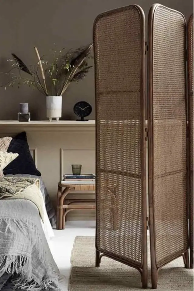 exemple decoration moderne paravent cannage chambre beige tendance simplicité slow living