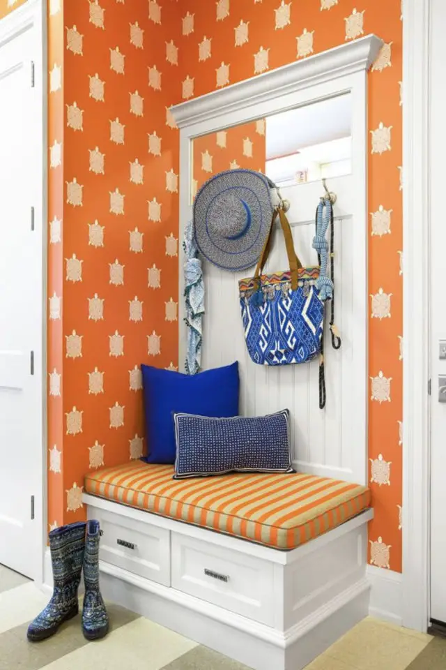 exemple entree hyper coloree papier peint orange et blanc tortue banquette rayée