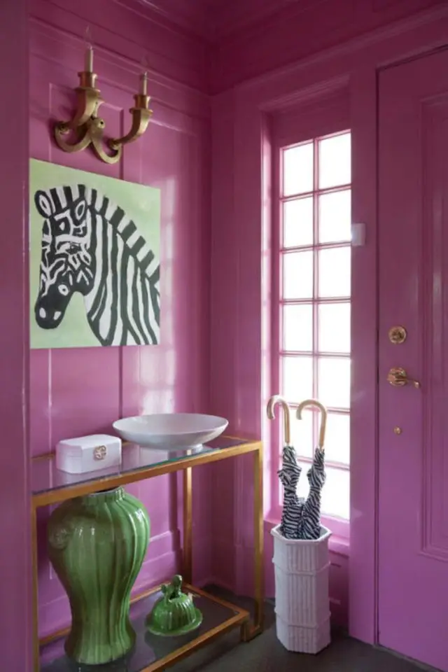 exemple entree hyper coloree peinture couleur rose boiserie mur vase vert