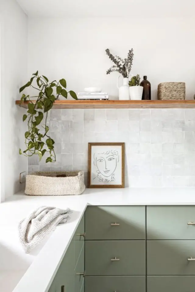 exemple peinture meuble vert moderne étagère bois plan de travail blanc