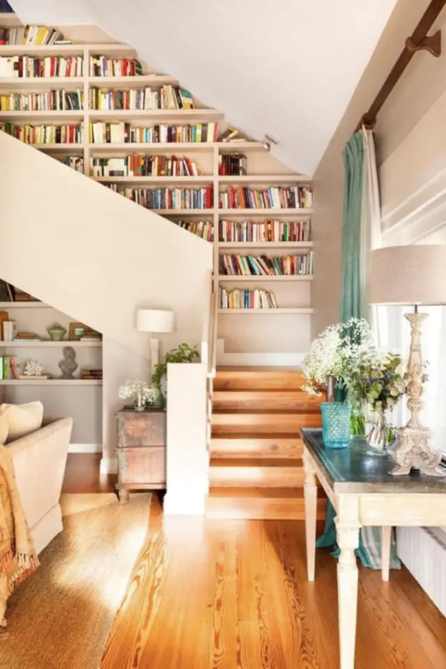 exemple rangement livre escaliers ouverts salon séjour moderne