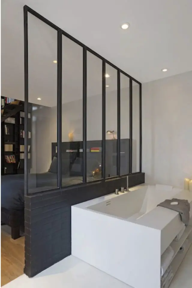 exemple verriere moderne salle de bain soubassement cloison gris et verre