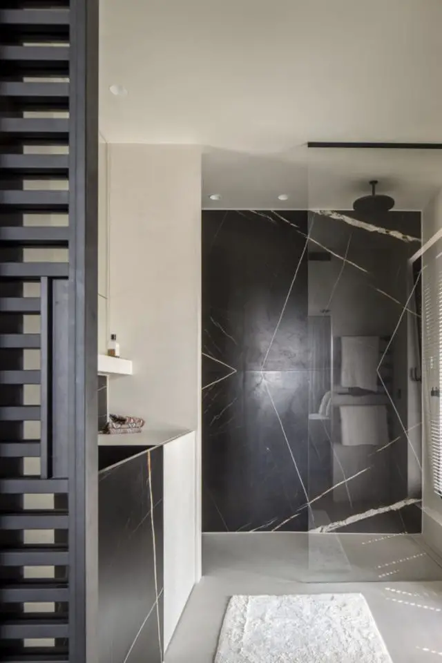 salle de bain masculine exemple ambiance feutrée noir blanc gris lumière