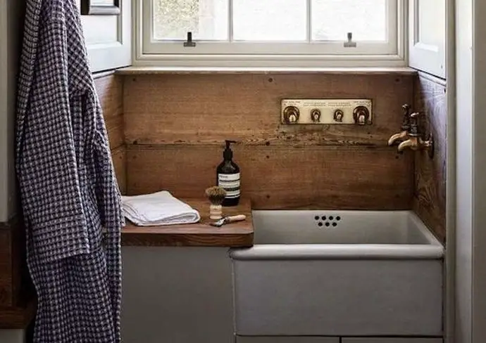 salle de bain masculine exemple vasque ancienne faïence bois simplicité