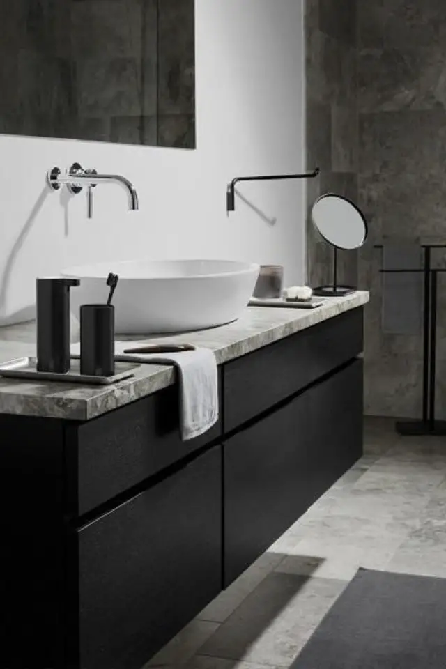 salle de bain masculine exemple meuble minimaliste fonctionnel noir plan vasque marbre