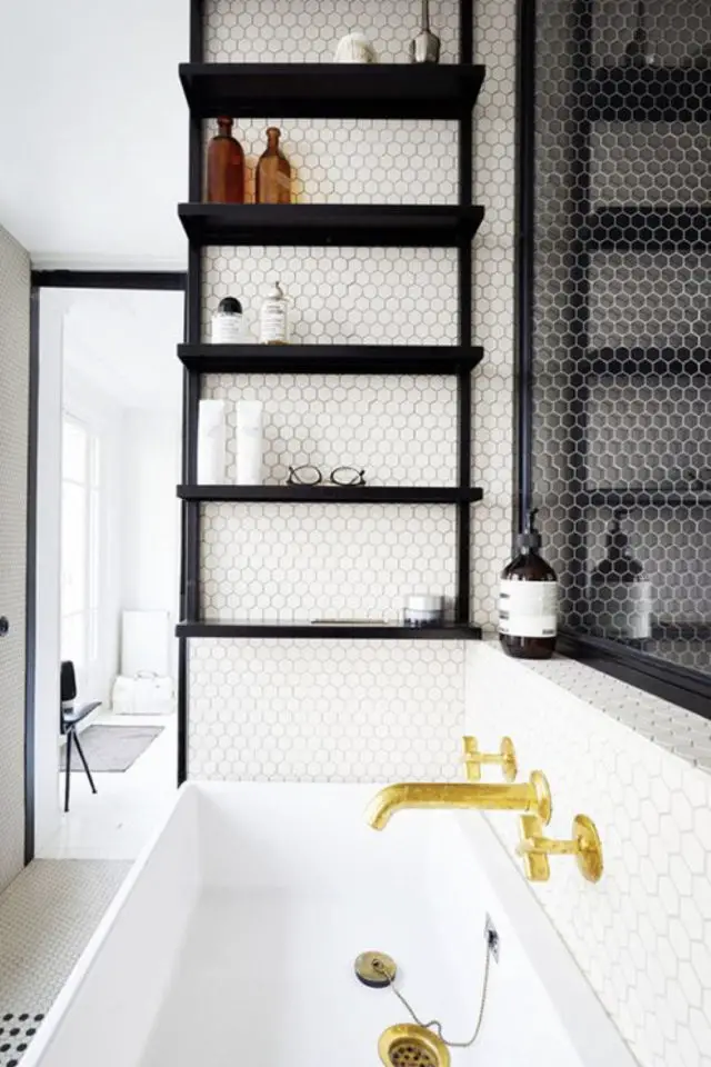 salle de bain masculine exemple carrelage blanc étagère noire baignoire