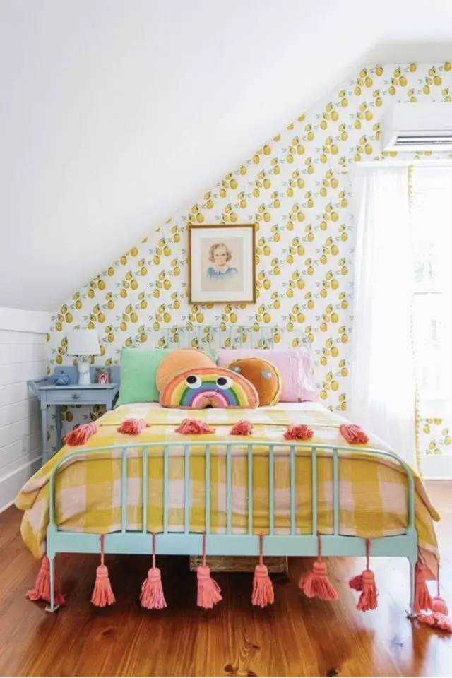 exemple chambre enfant multicolore papier peint revêtement coloté linge de lit pompons rose lit vintage en métal