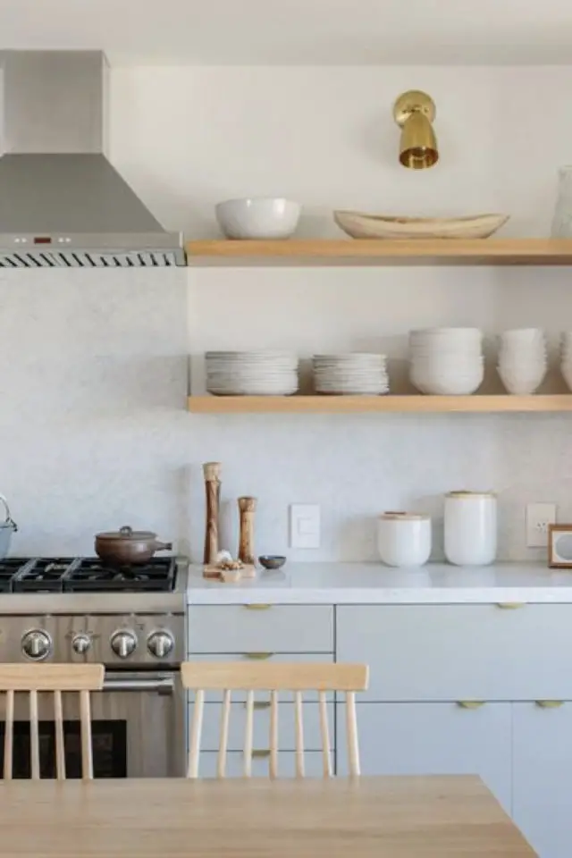 exemple cuisine style scandinave 2022 hotte aspirante en inox meuble moderne gris clair étagère en bois vaisselle