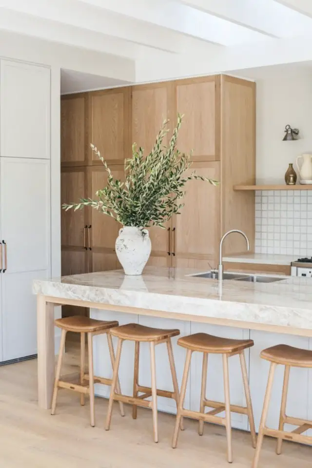 exemple cuisine style scandinave 2022 grand meuble vaisselier en bois crédence petite carreaux blancs plan de travail marbre