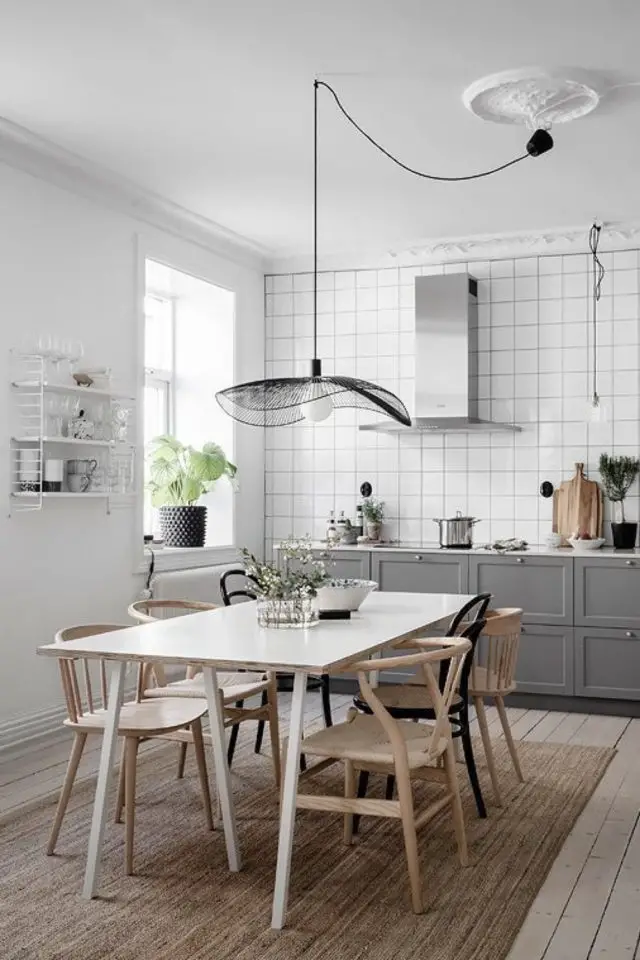exemple cuisine style scandinave 2022 carrelage carré jusqu'au plafond implantation sur un seul mur mobilier gris table de repas chaises dépareillées