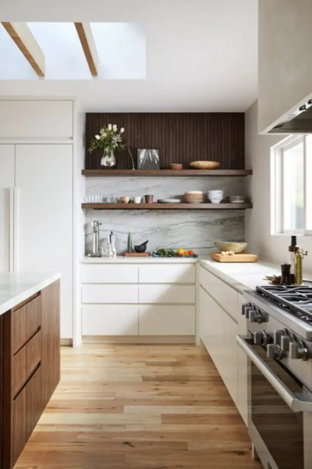 exemple cuisine style scandinave 2022 tout en longueur meuble épuré blanc revêtement mural tasseaux de bois verni foncé crédence en marbre
