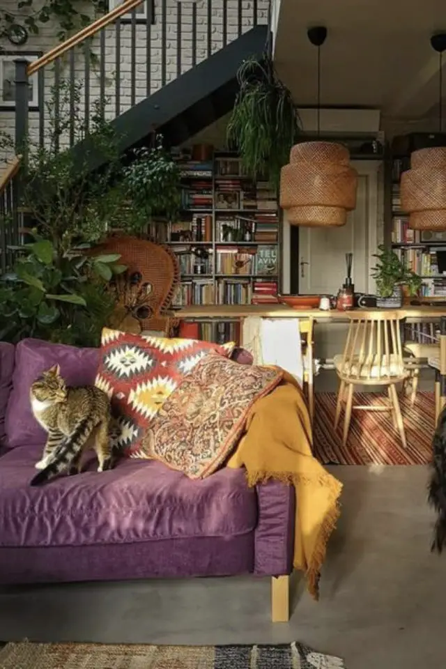 exemple interieur classique maximalisme cuisine salon séjour bibliothèque canapé velours violet