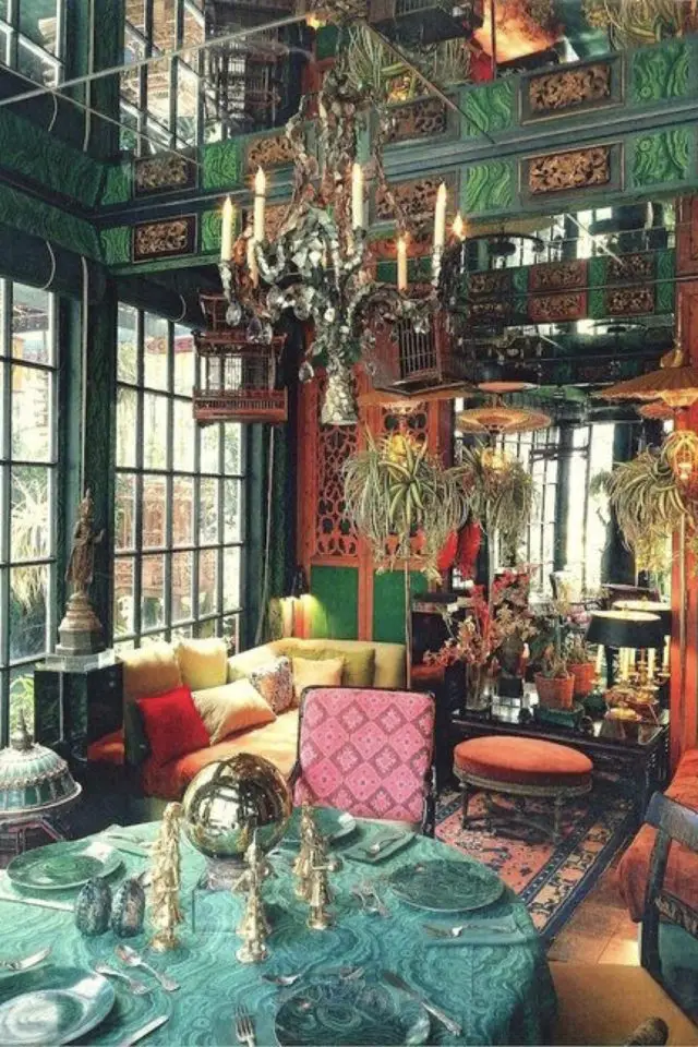 exemple intérieur classique maximalisme boudoir salon mélange couleur orange et vert original