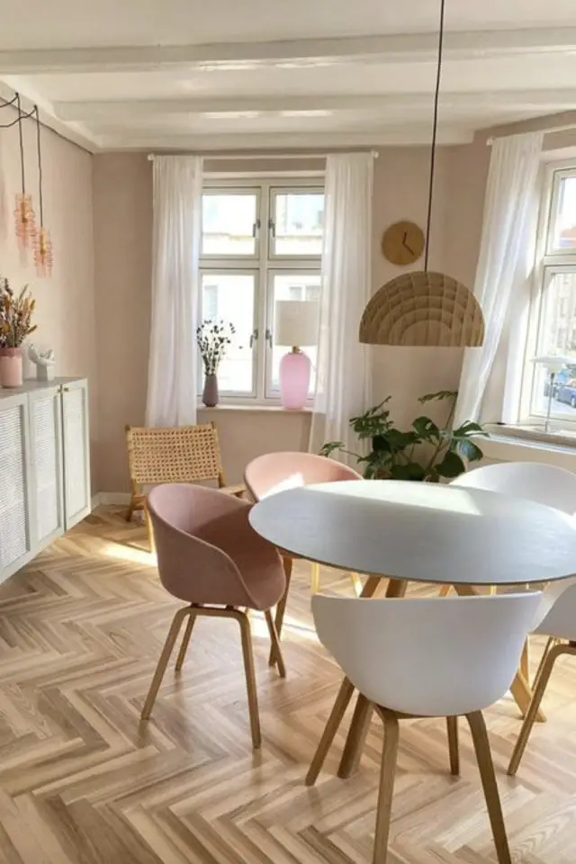 exemple salle a manger scandinave 2022 petite table ronde chaise de couleurs parquet chevron