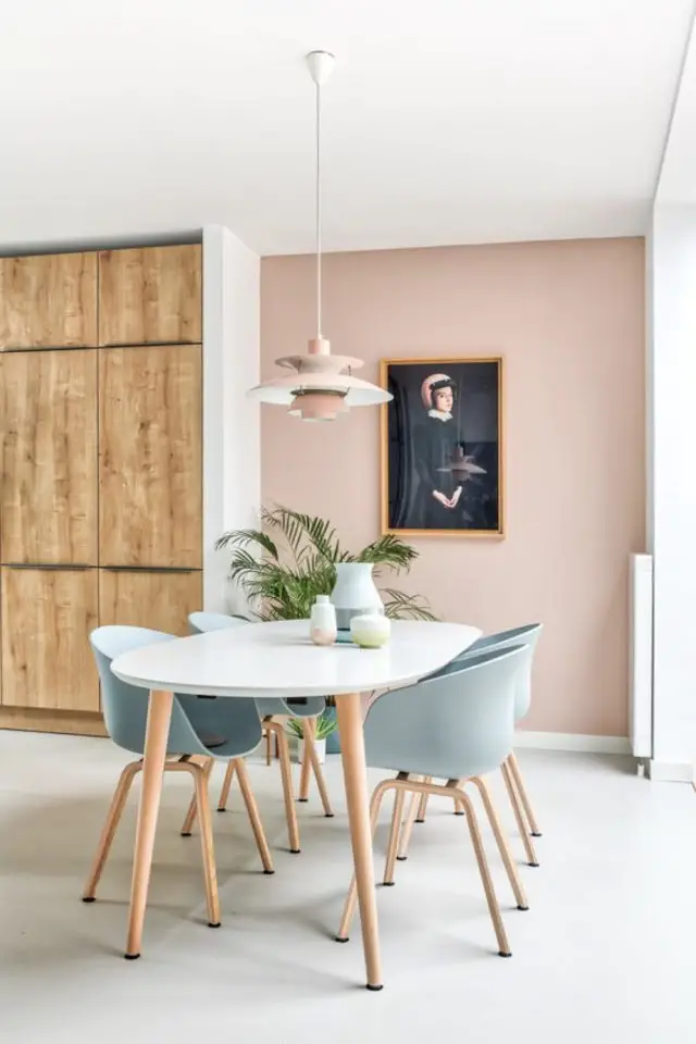 exemple salle a manger scandinave 2022 pan de mur peint en rose clai table bois et blanc chaise bleu