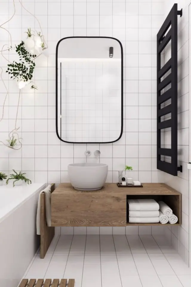 exemple salle de bain scandinave 2022 carrelage mural carré blanc miroir rectangulaire encadrement noir meuble vasque bois sèche serviette noir