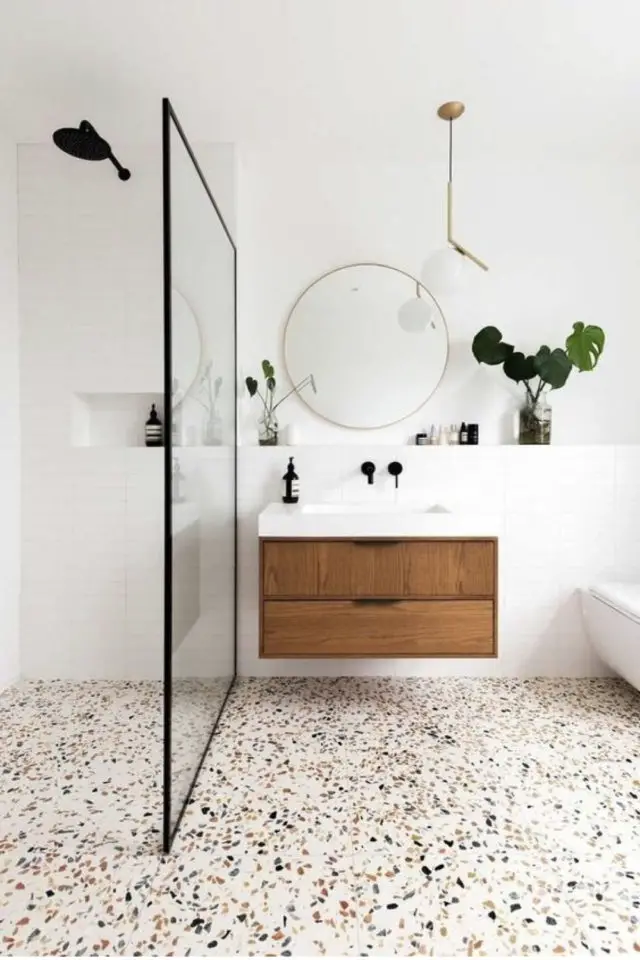 exemple salle de bain scandinave 2022 sol revêtement terrazzo douche italienne parois épurée verre et métal noir