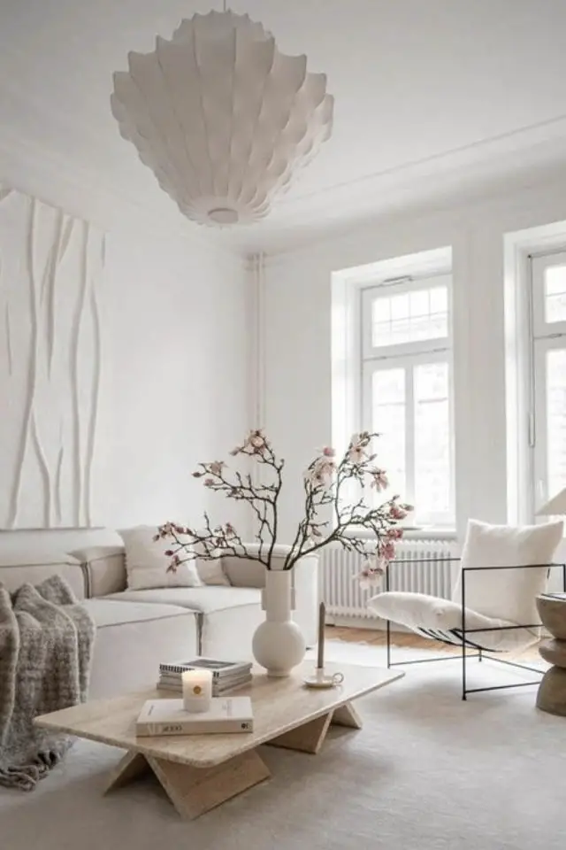 exemple salon style scandinave 2022 ambiance lumineuse blanche grand tableau blanc ton sur ton dessus de canapé