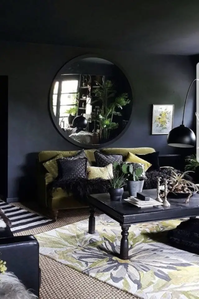 couleur noir deco salon exemple peinture mur et blafonc canapé velours vert olive