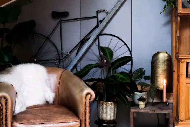 couleurs materiaux style masculin conseils salon fauteuil en cuir couleur sombre bois chaleureux lumineux