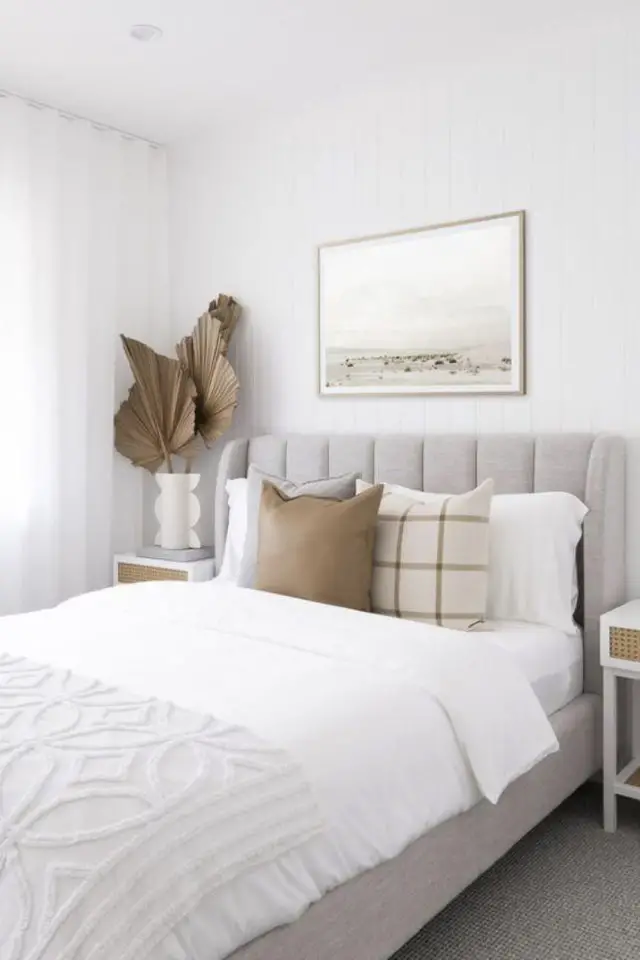 deco chambre minimaliste neutre tête de lit capitonnée beige mur blanc simplicité