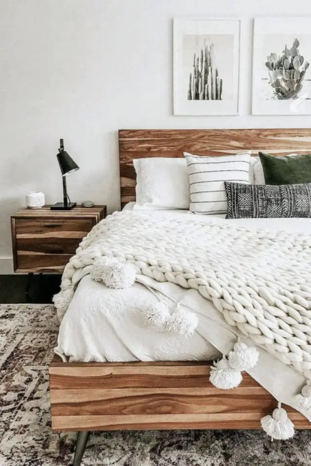 deco chambre plaid lit laine blanche écru pompons bois simplicité cosy