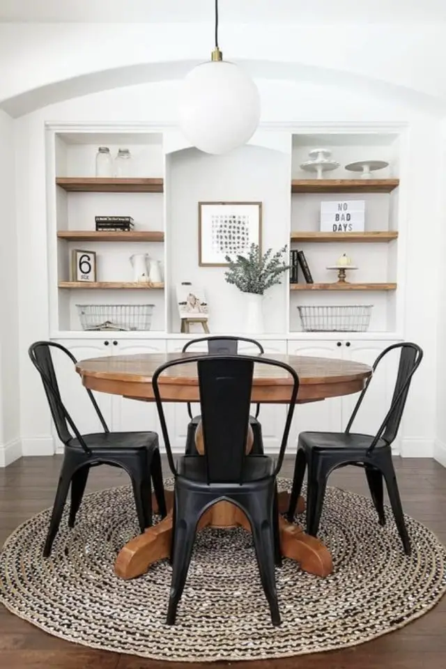 decoration tendance arrondie exemple coin salle à manger table ronde tapis chaise noire industrielle