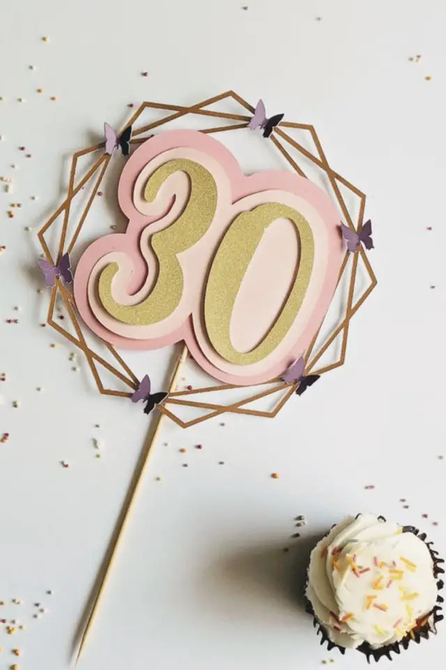 exemple deco personnalisee cricut topping pour gâteau fête anniversaire