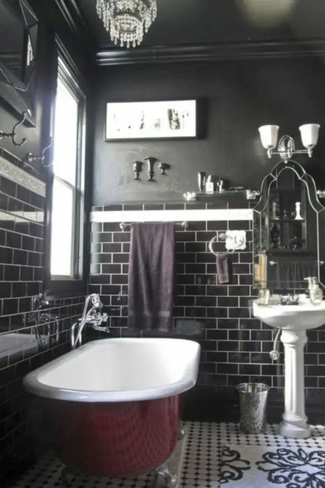 exemple deco style gothique salle de bain carrelage noir baoignoire sur peid ancienne lavabo rétro